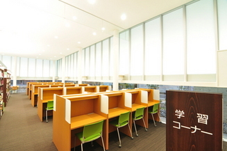 仕切りのある机といすが並んでいる学習コーナー全体の写真
