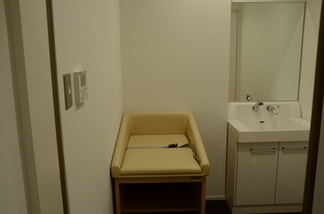 おむつ交換台と洗面台が置かれている部屋の写真