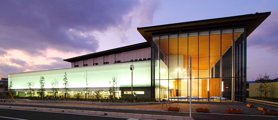 ガラスの壁が印象的な近代的な建物の正面写真