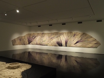 綿や麻、ウールなどを織って制作された作品を展示している写真