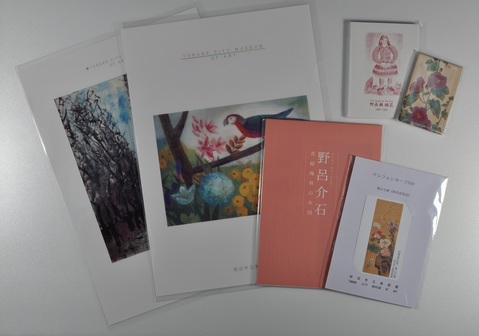 アートファイルやテレフォンカードなどのオリジナルグッズをまとめた写真