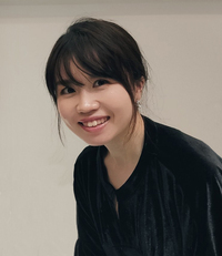 黒い服を着てカメラ目線で微笑む講師 松平莉奈さんの写真