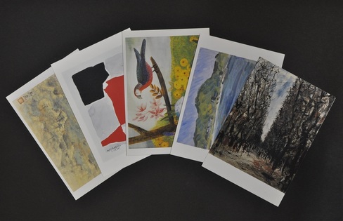 啄木鳥や大きな山や木々が描かれた5枚の絵はがきを並べた写真