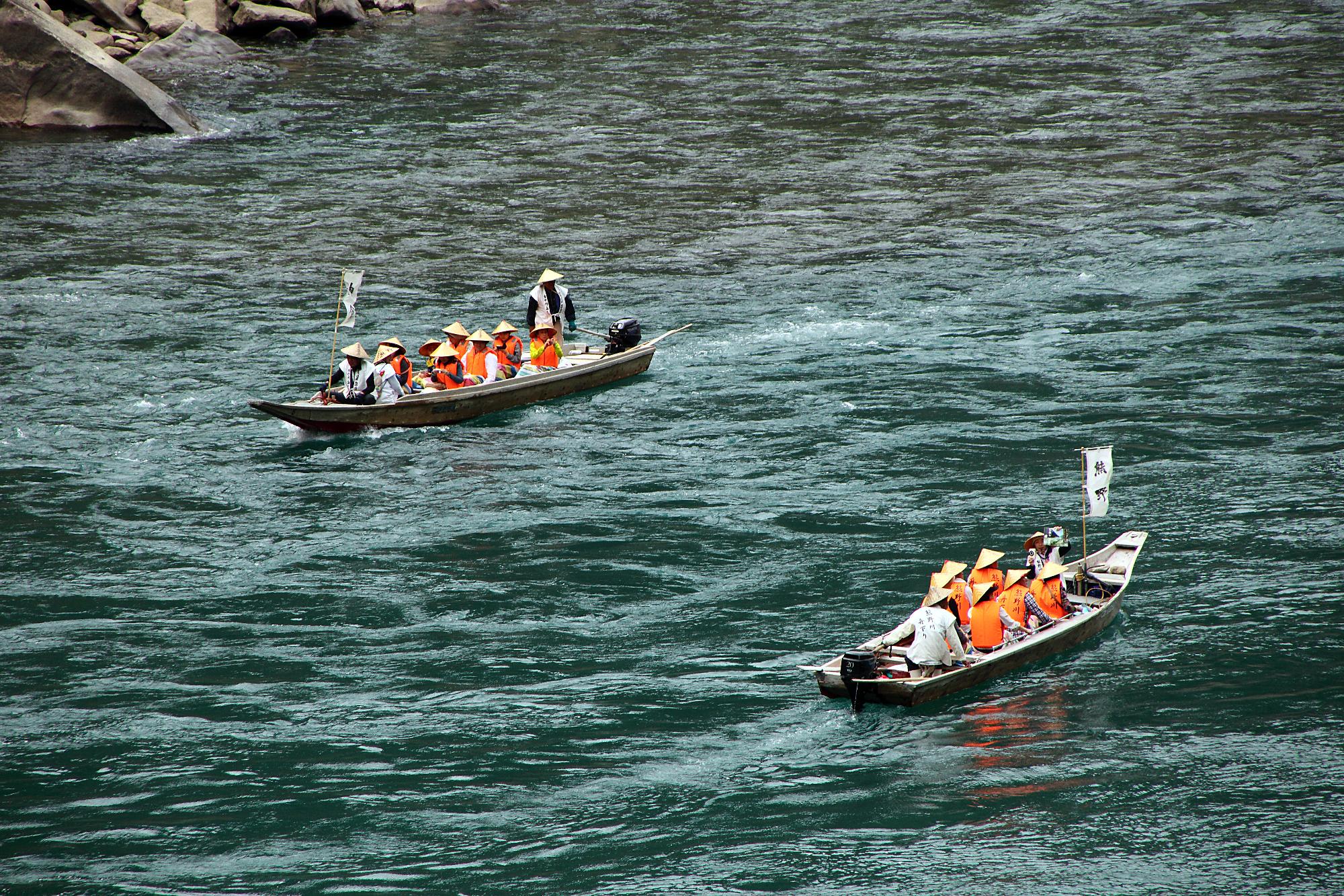 熊野川で川舟下りを楽しんでいる人たちを上空から撮影した写真