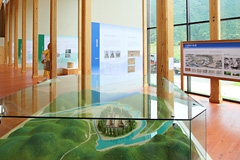 熊野本宮に関連する伝承や風土などを紹介している展示の写真