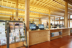 観光パンフレットやパソコンが置いてある交流スペースの写真