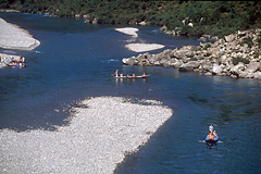熊野川で川舟下りを楽しんでいる人たちを上空から撮影した写真