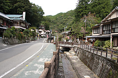 多くの旅館や温泉施設が立ち並ぶ温泉街の正面からの写真
