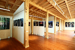 展示や研修に使用できる展示ロビーの全体の写真