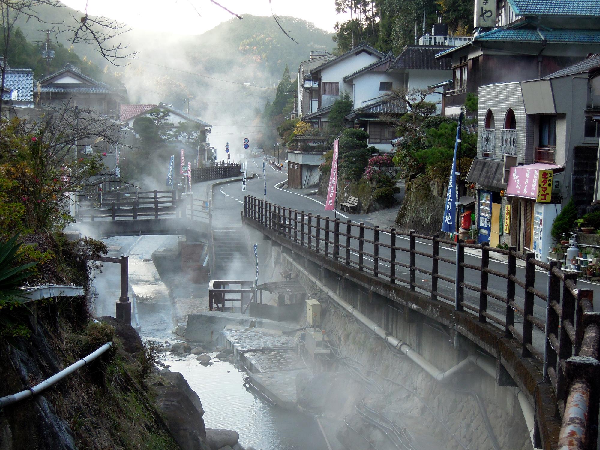 多くの旅館や温泉施設が立ち並ぶ温泉街の正面からの写真