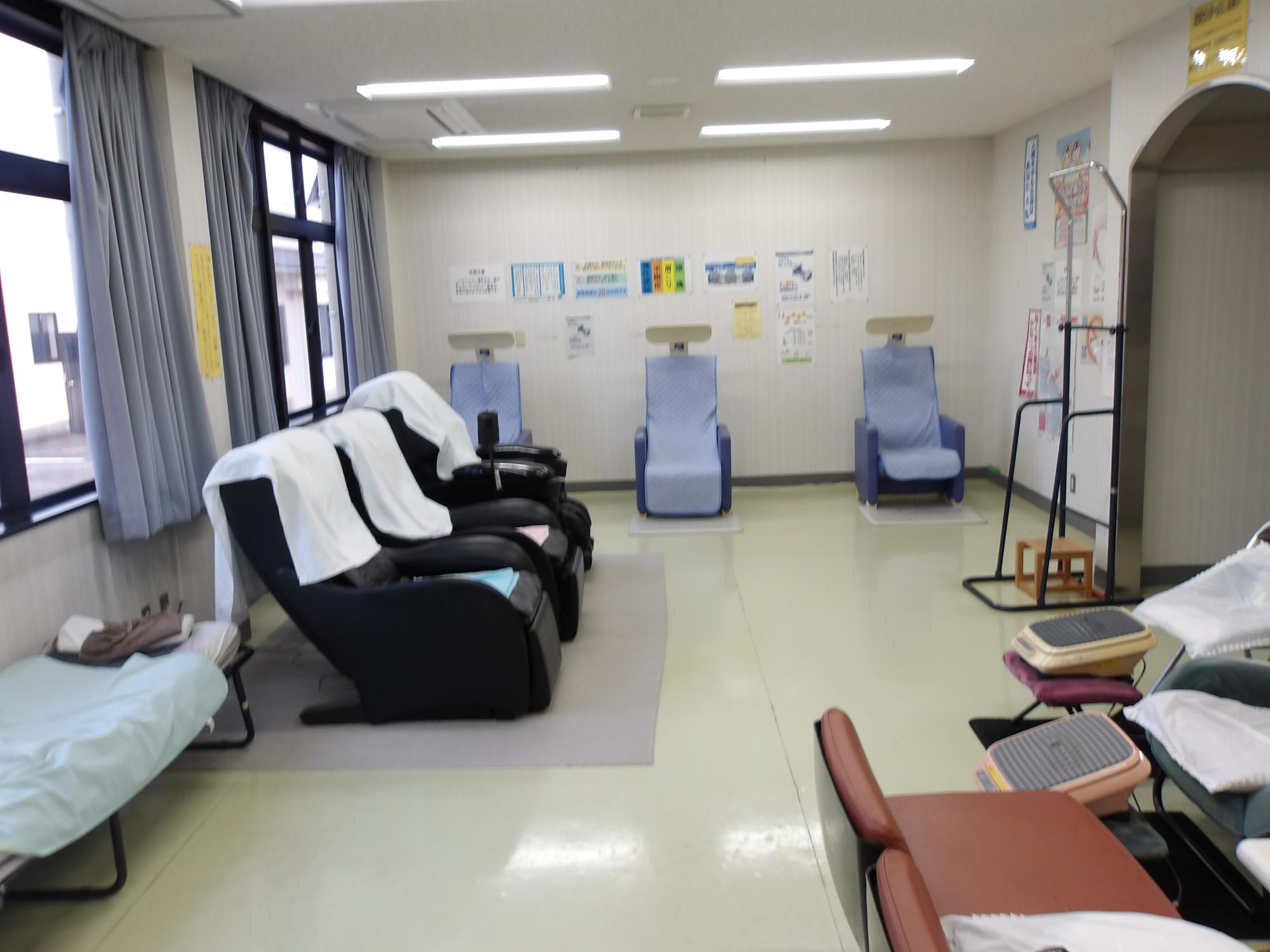 デイサービスセンター内の各種健康器具の写真入口から奥の方を写したもの