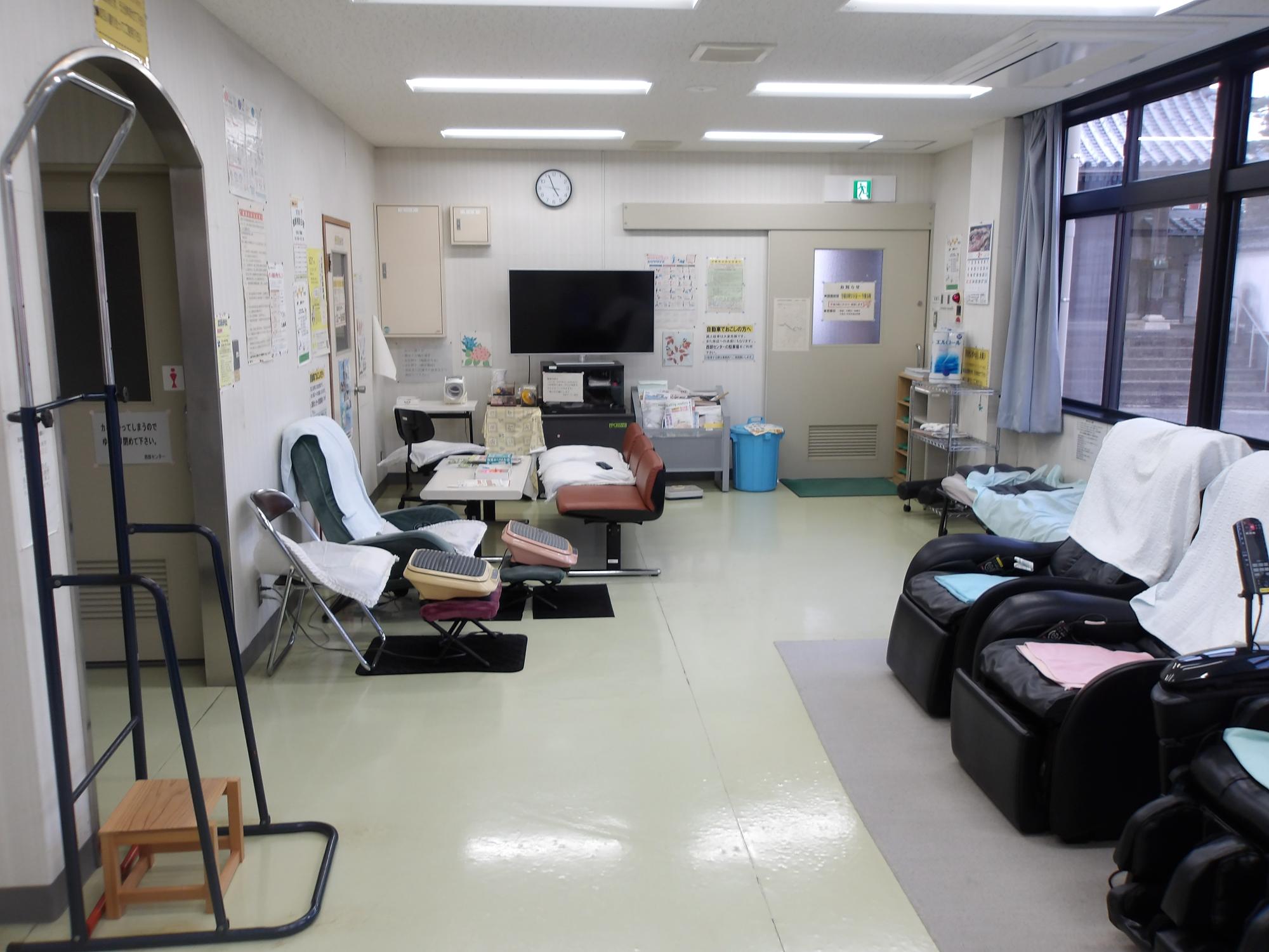 デイサービスセンターの各種健康器具の写真奥から入口方向を写したもの
