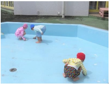 プール掃除をしている写真