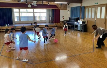 園児たちがドッチをして楽しんでいる写真