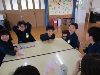 園児たちがみんなで座って楽しそうにおしゃべりをしている写真
