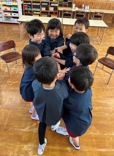 園児たちが集まって歌を歌っている写真