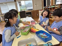 園児たちが工作を楽しみながら取り組んでいる写真
