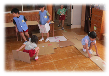 段ボールで迷路を作る写真