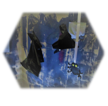 画用紙やカラーポリ袋で作ったコウモリやクモの写真