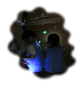 洞窟の中に蓄光シールで仕掛けを作っている写真