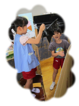 友達と場所を確認しながらコウモリをつけている写真