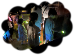 園児の保護者や地域の人に迷路で遊んでもらっている写真