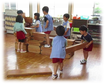 友達と大型積み木を運ぶ写真