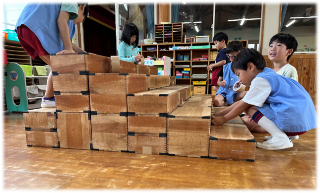 大型積み木をぴったり置いている写真