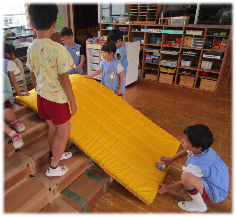 すべり台の傾斜を確認している写真