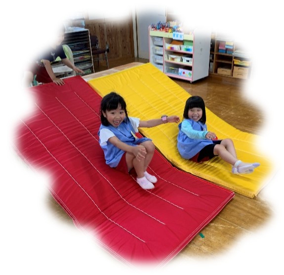 できあがった滑り台で遊ぶ写真