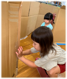 迷路の道をガムテープで固定している写真