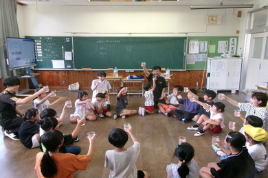 小学校の教室で作った梅ジュースをみんなで乾杯している写真