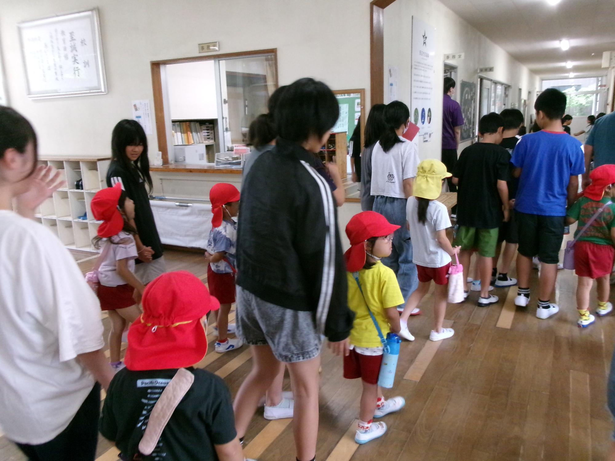 中芳養小学校3階へ避難訓練