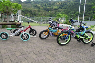 幼児が乗れる大きさのキックバイクや三輪車が6台並んでいる写真