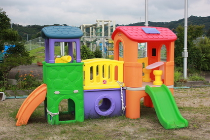 滑り台とトンネルがあるカラフルな遊具の写真