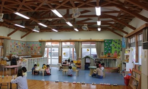 園児たちが遊戯室で読書をしてる写真