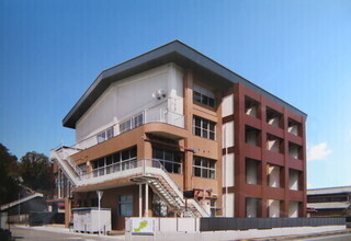 大空の下大きな階段がついた茶色と白の建物が建っている写真