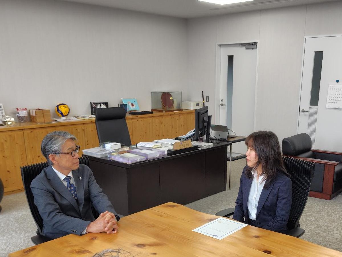 デスクにて、手元の資料を見ながら対面で話し合いを行っている写真
