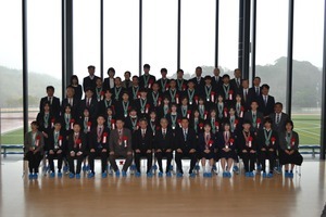 表彰式会場にて、関係者が5列ほどに並んで撮影された集合写真