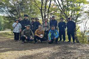 木々が茂る森林の中にて、参加者たちが二列に整列し、正面を向いている写真