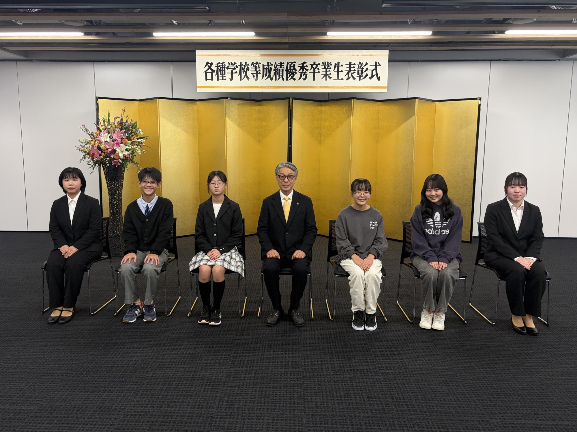 表彰式の会場にて、市長を囲んでの受賞者集合写真
