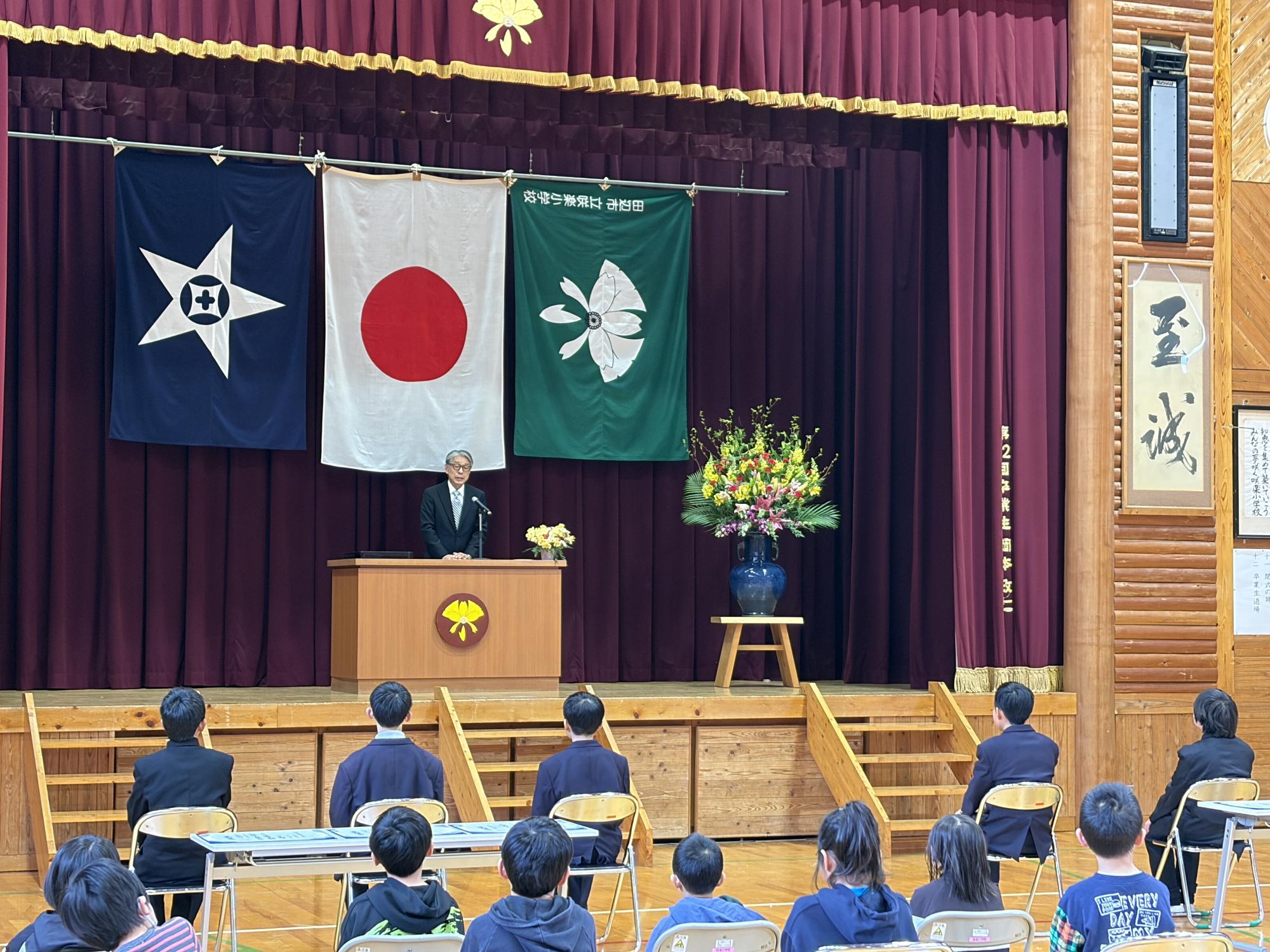 さくら小学校の卒業式で祝辞を述べる市長の写真