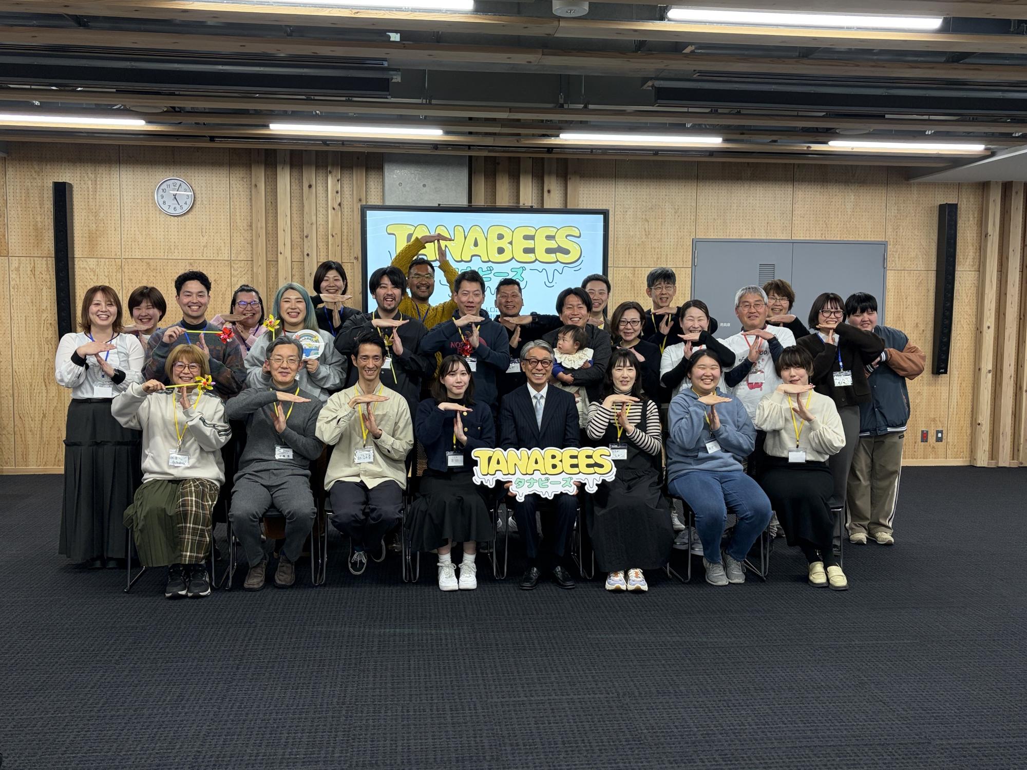 市長とタナビーズ参加者による記念撮影