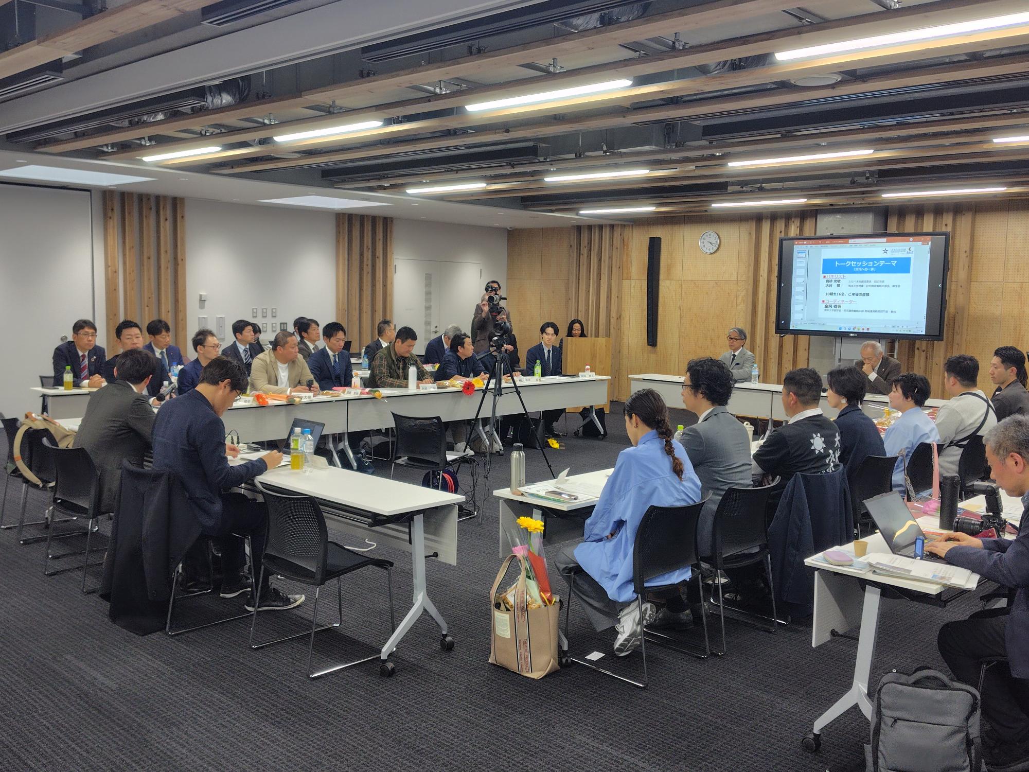 市長及びゲストの皆さんとたなべ未来創造塾第10期生によるディスカッションの写真